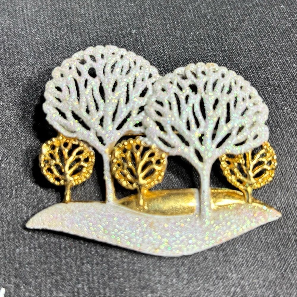 NEW Winter Wonderland Christmas Brooch NWOT 

See photos for size and condition